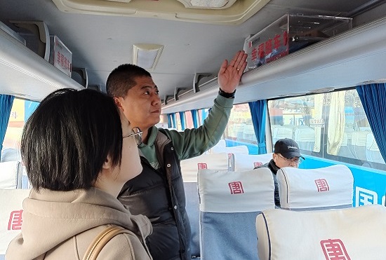 幸福班車上設(shè)置充電寶、雨傘等應(yīng)急物品.jpg