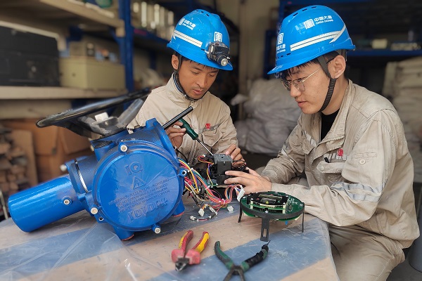 熱控一班人員正在進(jìn)行電動(dòng)執(zhí)行機(jī)構(gòu)修復(fù)再利用。.jpg