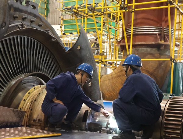 檢修部汽機車間本體班技術(shù)人員在研究螺栓切割方案。.jpg