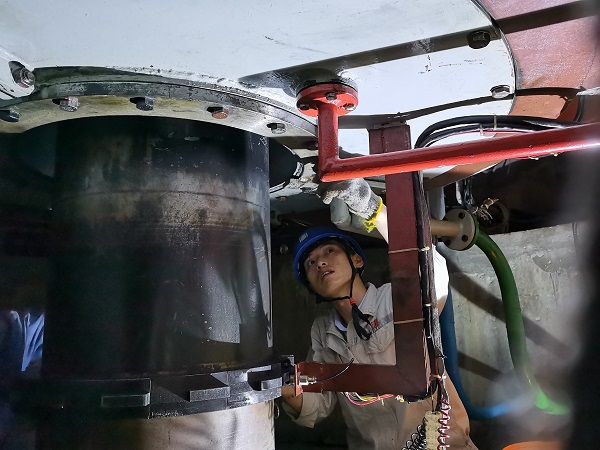 檢查機(jī)組下導(dǎo)軸承密封情況.jpg