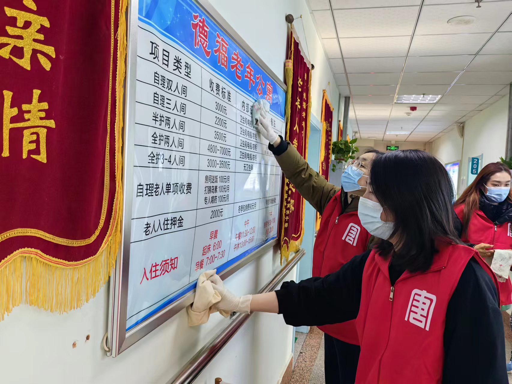 哈一熱電廠(chǎng) 為老人清理室內(nèi)衛(wèi)生.jpg